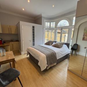 Centrally located studio flat in SW1