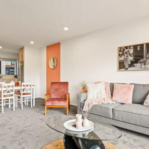 Well-styled Vibrant 2 Bed Home