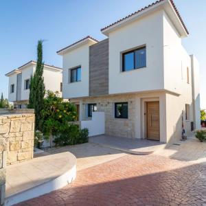 Townhouse Lotus - Modern 2-BR Retreat near the Beach