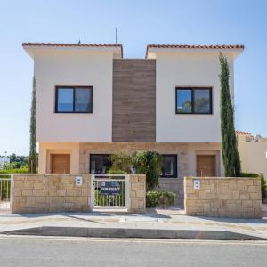 Townhouse Flower - 2BR Coastal Retreat near Coralia Beach