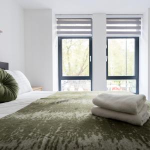 Stylish Modern Apartment by Aldgate East Station 2