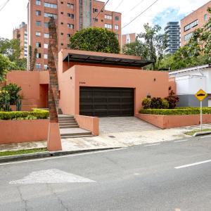 5BR Poblado Villa close to Lleras Jacuzzi Cinema AC