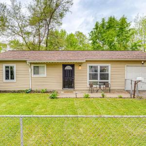 8 Mi to Dtwn Indianapolis: Family Home w/ Yard!