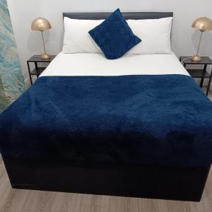4 Bed-Sleeps 9-Private Garden-Free Parking
