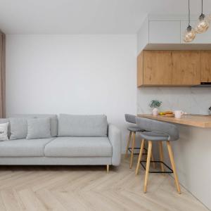 Cozy Apartment in Warsaw's Praga District with Parking by Noclegi Renters