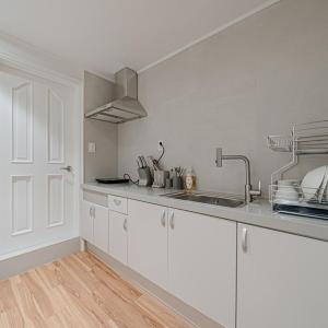 201 Apgujeong 2nd, Studio 1 Bath Queen Bed