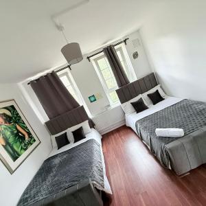 Shadwell chic stay- twin private room with shared bathroom for 4 people , 3 minutes to station, near central London
