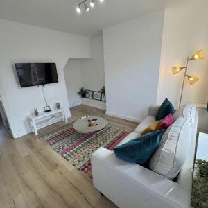 Levenshulme House - 2 Bedroom - Sleeps 6 - Free Parking & WiFi