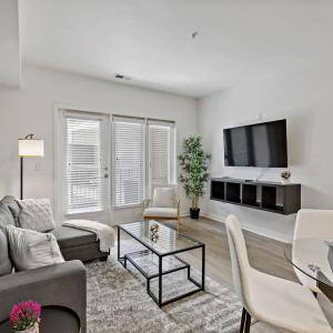 LUXE 1BD - 5 Min DT, Gym, Parking, W-D - Sleeps 6