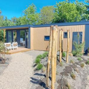 Beachvibe huisje met zandtuin vlakbij zee VP091