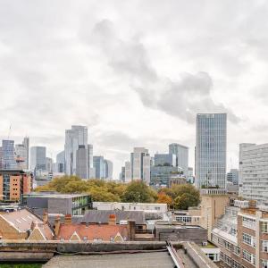 Smart 2BR City Stay with Rooftop View