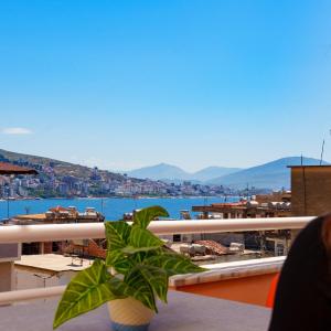 Sarah's Apartments - 5 min walk to Beaches & Boulevard - big balcony!