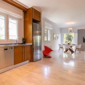 Cozy & Renovated, Walk to beach