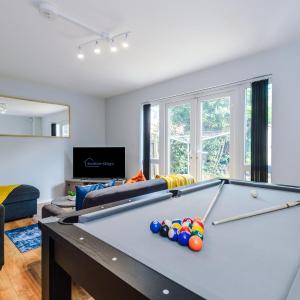 Stunning Townhouse In Salford, Free Parking, Pool Table, Table Tennis, 4Bedrooms