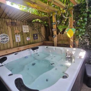 Elegant 2 bed with hot tub and a host of amenities