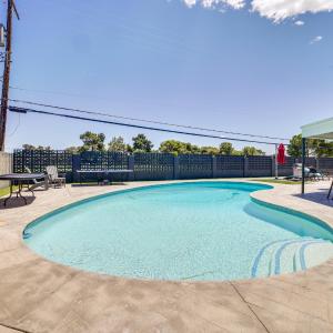 3 Mi to Strip Mid-Century Gem with Hot Tub in Vegas