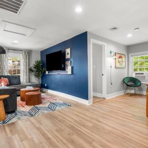 Walk to Mohegan! Modern 3BR Home Getaway