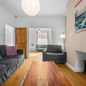 Bright 2BD Home - 10 mins to Central Manchester