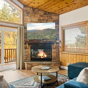 Llama Bear Lodge with Hot Tub