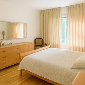 Charming Vintage Home Park View Family-Ready
