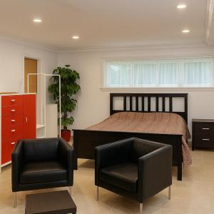 Stylish Furnished Modern Studio, Bright and Spacious 20 Minutes from Downtown