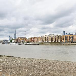 Modern 4 bedroom Terraced House by the Thames!