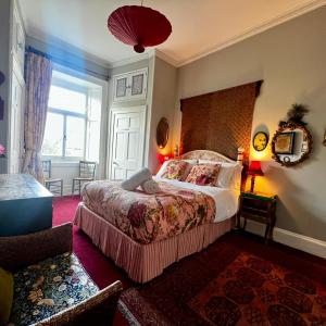 Central Apartment with parking, original art and antiques