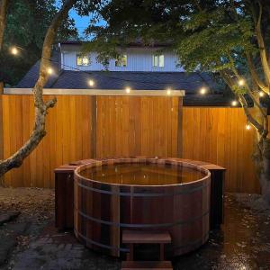 Greenlake Craftsman - Hot Tub, AC, Dog Friendly