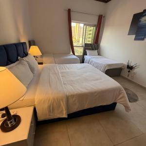 2016 Queen Room in hotel apartments with private and attached bathroom Close to Union Metro Station with Paid Parking