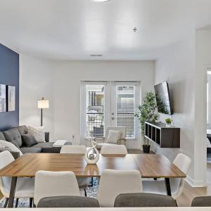 Modern 2BD - 5 Min DT, Gym, Parking, W-D - Sleeps 12