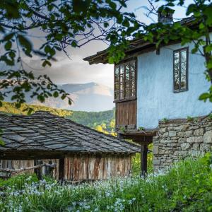 Authentic House with Stunning Mountain View - Karashka