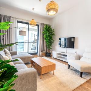 Central 2BR with Stunning Marina Skyline