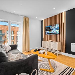 Stylish Two Bedroom Apartment - Two Bathrooms - Balcony - Fast WiFi 405SW