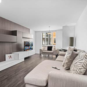 Stylish 2 Bedroom Apartment - Balcony - Parking - Netflix 97M