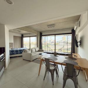 Amplio Loft con balcón sobre la Av 9 de Julio 6C