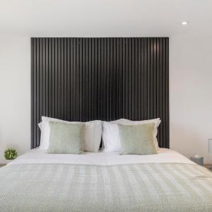 Modern Studio Central Location Private Bathroom and shared Kitchen 2