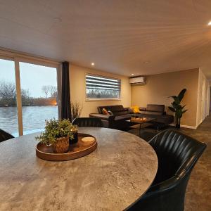 Luxe woonboot in de natuur aan doorgaand vaarwater