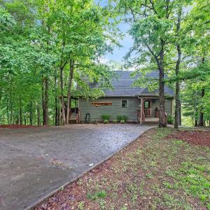 Mountain Getaway with Hot Tub & Game Room cabin