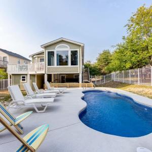 Walk to Beach or Sound Pool & Hot Tub