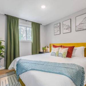 Mid century APT, KING bed + desk