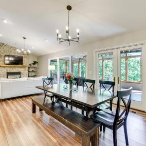 The Bella Vista Lakeside Treehouse: Dock & Kayaks!