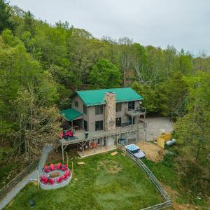 Sleeps 20 Hot Tub Outdoor Theater Putt Putt Games