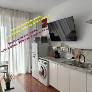La Manga km 0, pisos estudios - planta baja - 100m de la playa - studio flats - ground floor - 100m from the beach, cada con bicis & tabla SUP, piscina & pádel & tenis & más - each with bikes & SUP board, pool & paddle & tennis & more