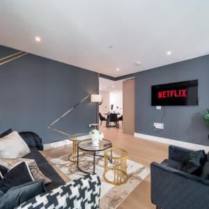 Modern- Battersea Power Station 2-Bed Apartment with Balcony
