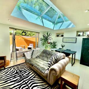 Savannah Lodge - Stylish Coastal Escape - Free Parking - WiFi