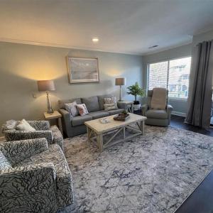 Courtside Villas - Overlooking Pool Walk to Beach