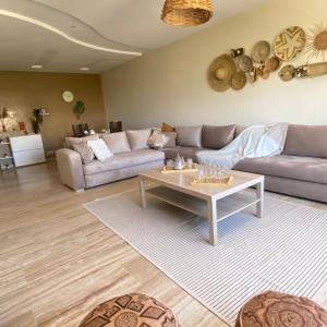 Family Apartment 5 min to Corniche, 2 min to TGV