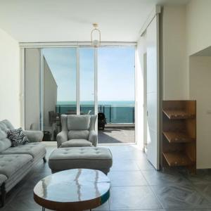 Exclusive Seafront Duplex with Jacuzzi