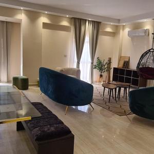 Delight R beside Rehab & airport- families only