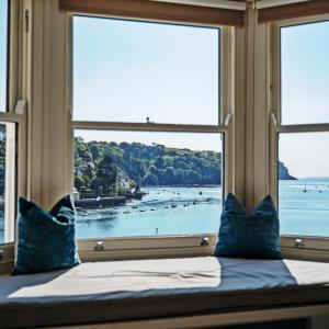 Dartmouth Gem River Views & Free Parking